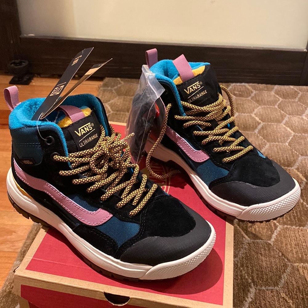 VANS Ultra Range All weather boots size 4 Men’s - Size 5.5 Women’s